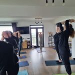 pilates si yoga retreat femei in natura