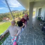 pilates si yoga retreat femei in natura