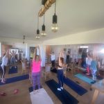 pilates si yoga retreat femei in natura
