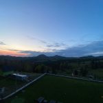 pilates si yoga retreat femei in natura